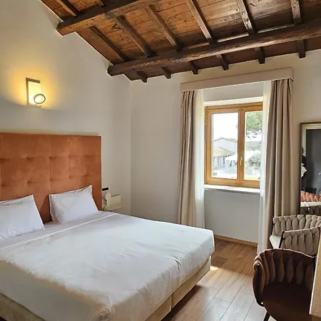 Antico Borgo Di Hotel 4*