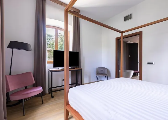 Antico Borgo Di 수트리