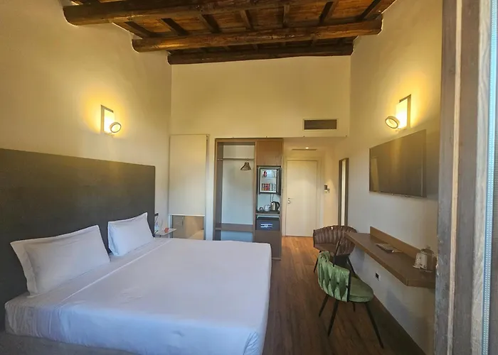 Antico Borgo Di 수트리