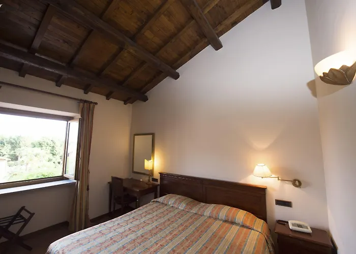 Antico Borgo Di 수트리